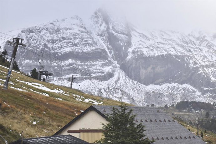 Archivo - Una montaña nevada en la estación de esquí de Astún, a 5 de noviembre de 2023, en Huesca, Aragón (España).
