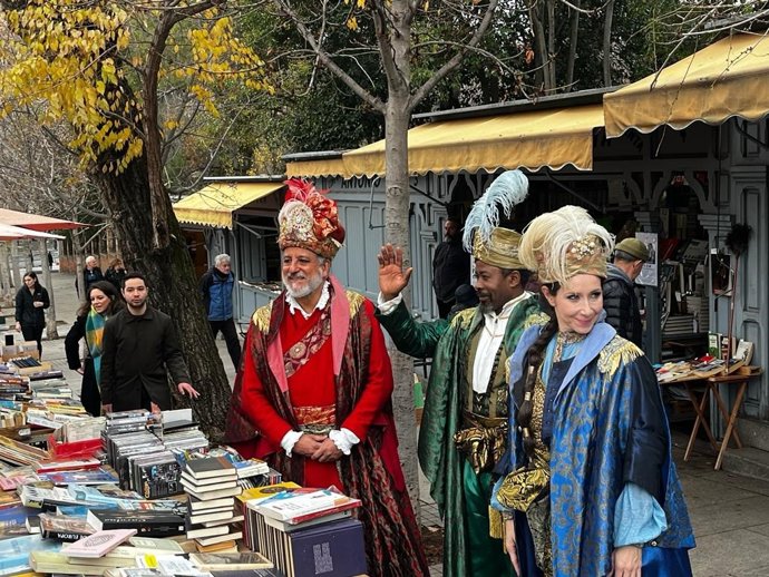Los emisarios de los Reyes Magos visitan a los libreros de la Cuesta de Moyano en busca de los regalos de "última hora"