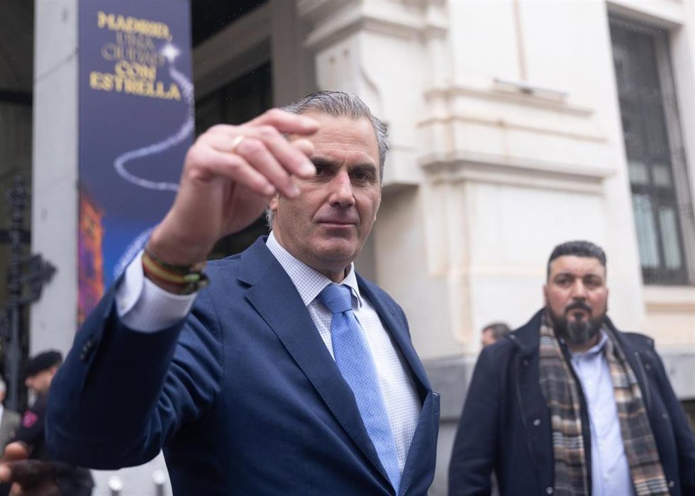 El portavoz de Vox, Javier Ortega Smith, a su salida de una sesión extraordinaria del Pleno Municipal, en el Ayuntamiento de Madrid, en el Palacio de Cibeles 