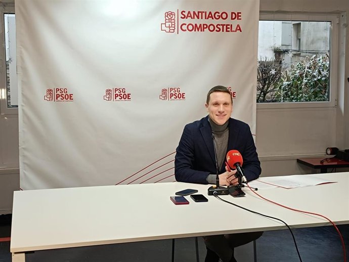 El secretario xeral del PSOE de Santiago, Aitor Bouza, en rueda de prensa