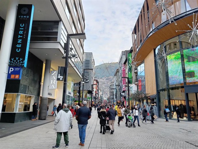 Turistas En La Avenida Meritxell Frente A Un Establecimiento Hotelero