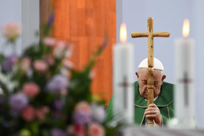 Archivo - September 3, 2023, Ulan Bator: Papa Francesco celebra la Santa Messa nella Steppe Arena, Ulan Bator, 3 settembre 2023..An handout image released by Vatican Media shows Pope Francis leading the mass at The Steppe Arena, Ulaanbaatar, Mongolia, 3