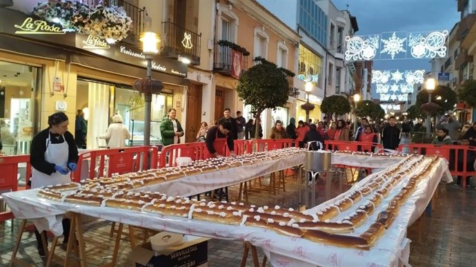 La Pastelería La Rosa saca a la calle el roscón más grande de Castilla-La Mancha Con casi 450 metros.