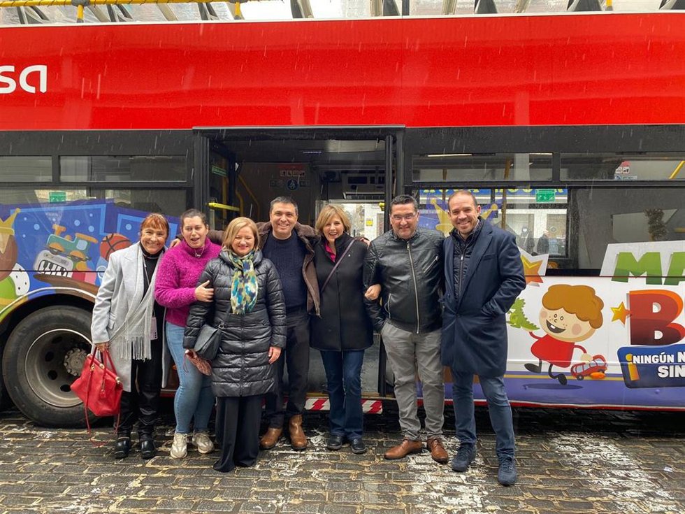El Magic Bus recoge más de 2.000 juguetes y libros para familias desfavorecidas de Granada.