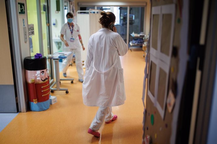 Una sanitaria en la unidad de cuidados intensivos pediátricos (UCIP) del Hospital Ramón y Cajal, a 4 de enero de 2024, en Madrid (España). En la última semana del año 2023 y la primera del 2024 se han disparado en España los casos de gripe y de Covid, coi