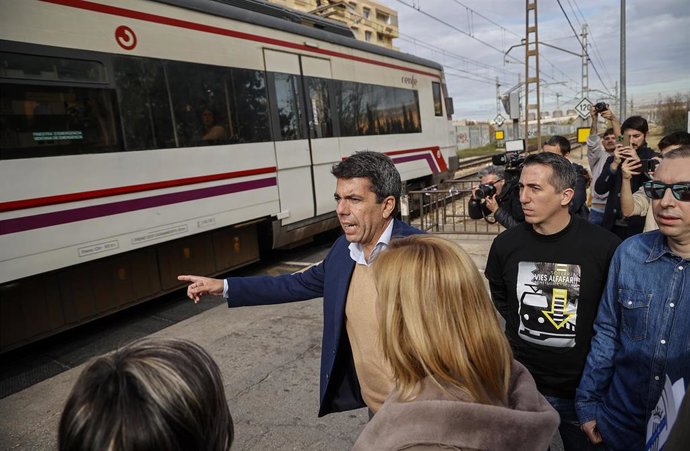 El president de la Generalitat, Carlos Mazón, en el paso a nivel de Alfafar para conocer la problemática de la línea ferroviaria.