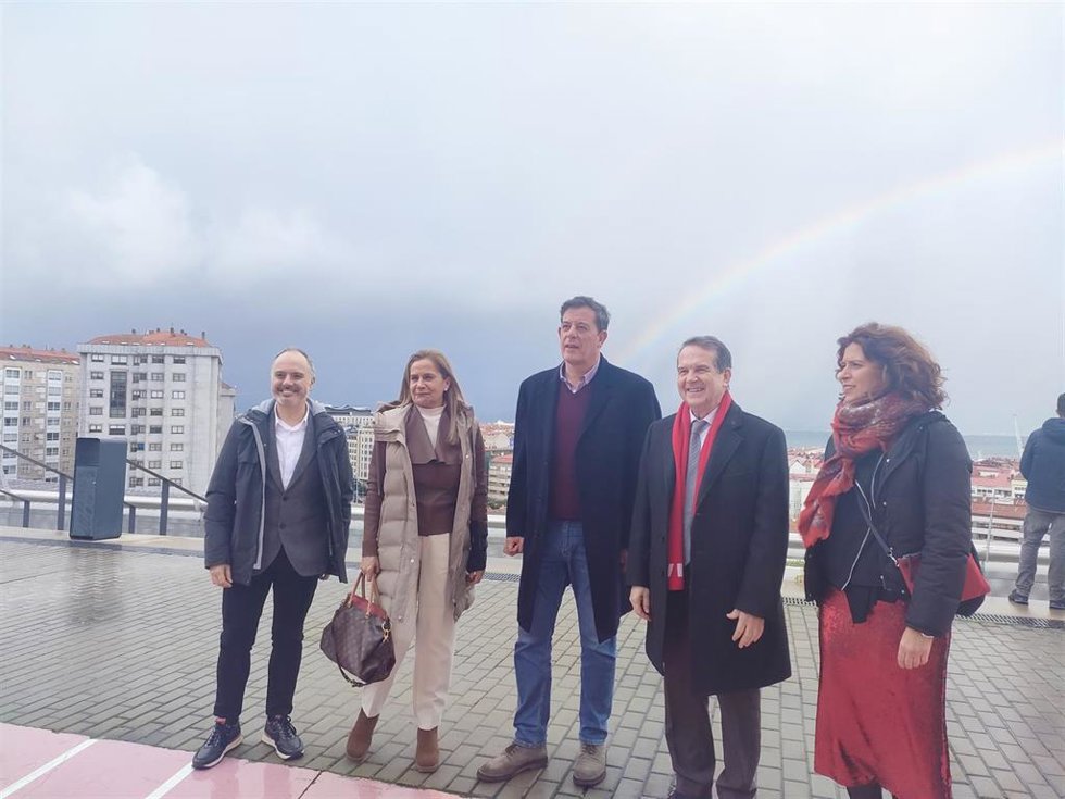 El candidato del PSdeG a la Xunta, José Ramón Gómez Besteiro, con el alcalde de Vigo, Abel Caballero; la teniente de alcalde y senadora Carmela Silva; el diputado en el Congreso, David Regades; y la diputada autonómica, Leticia Gallego.