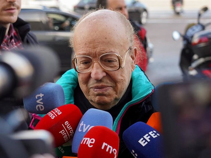 El modisto y vidente Rappel ofrece declaraciones a los medios a su llegada a la capilla ardiente del humorista Paco Arévalo, en el tanatorio Servisa, a 4 de enero de 2024, en Valencia, Comunidad Valenciana (España).