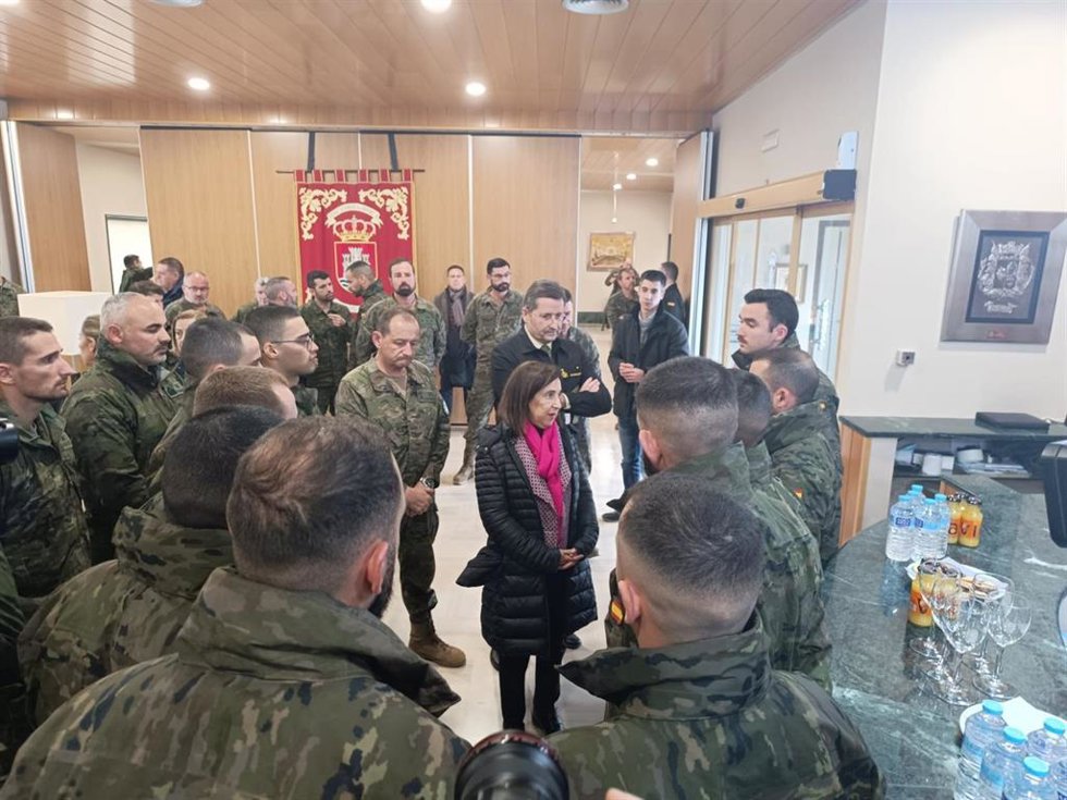 La ministra de Defensa, Margarita Robles, durante su encuentro con los compañeros de los militares fallecidos en Cerro Muriano.