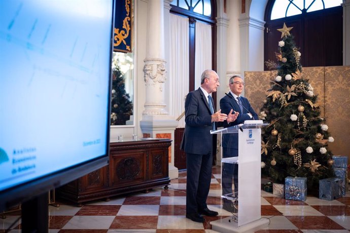 El alcalde de Málaga, Francisco de la Torre y el presidente de la Diputación, Francisco Salado, en rueda de prensa