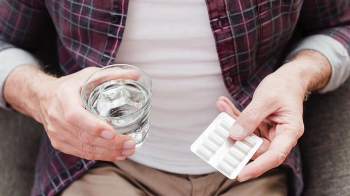 Persona tomando analgésicos.