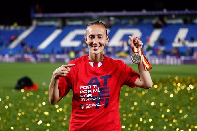 Archivo - Virginia Torrecilla of Atletico de Madrid celebrates the victory with the winner medal during the Spanish Women Cup, Copa de la Reina, Final football match played between Real Madrid and Atletico de Madrid at Municipal de Butarque stadium on May