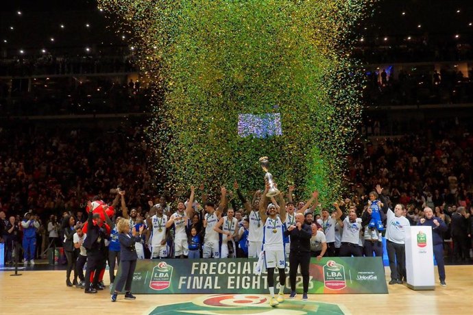 Archivo - Los jugadores del Unicaja celebran la conquista de la Copa del Rey 2023