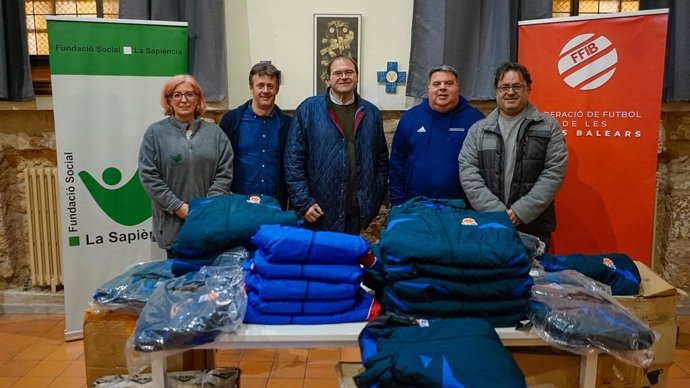 La FFIB dona material deportivo de invierno al albergue Casa de Familia, dependiente del IMAS.