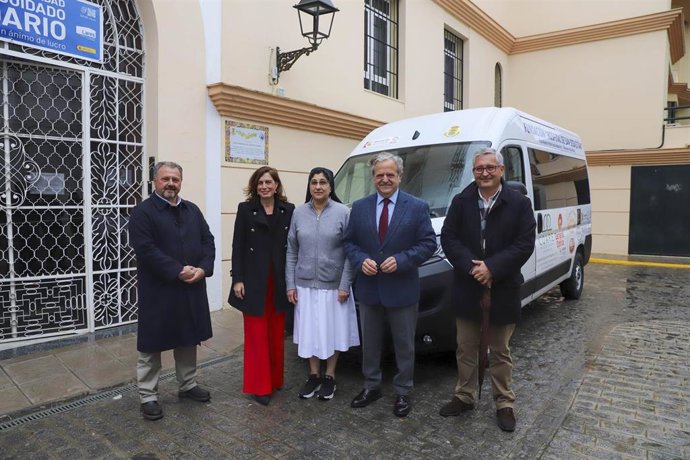 El presidente de la Diputación de Córdoba, Salvador Fuentes (segundo por la dcha.), en la entrega del vehículo.