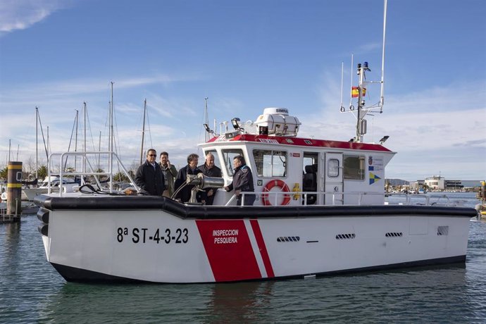 El consejero de Desarrollo Rural, Ganadería, Pesca y Alimentación, Pablo Palencia, asiste a la recepción de barcos de vigilancia de agentes de Pesca.