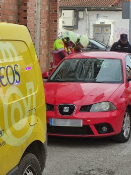 Los bomberos rescatan a dos menores de 8 meses y 4 años atrapados en el interior de un vehículo en Reinosa.