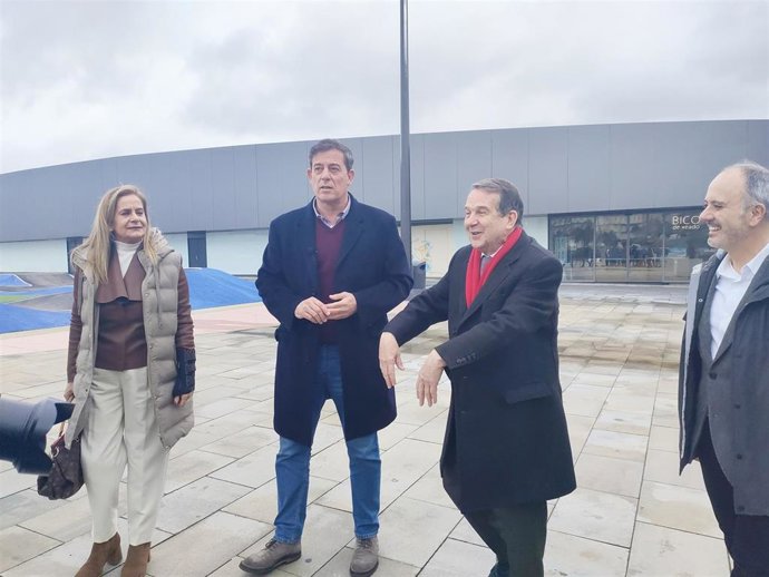 La senadora socialista Carmela Silva; el candidato a la presidencia de la Xunta, José Ramón Gómez Besteiro; el alcalde de Vigo, Abel Caballero; y el responsable del PSdeG en la provincia de Pontevedra, David Regades.