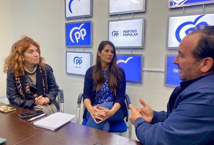 La secretaria general del PP de Córdoba, Araceli Cabello, en su encuentro con representantes de las Asociaciones Nacional y Andaluza de Ganaderos y Ganaderas en Extensivo y de Foro de Empresarias y Profesionales de Córdoba.