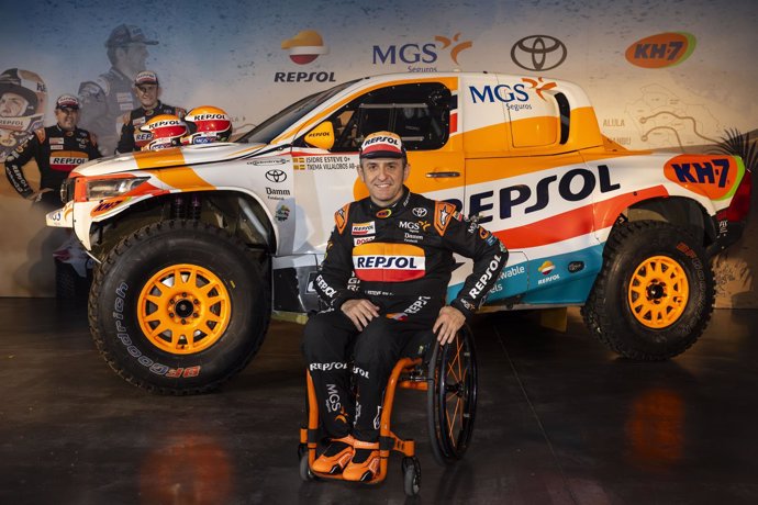 El piloto de rallys Isidre Esteve (Repsol Toyota Rally Team) con su Toyota Hilux con el que competirá en el Rally Dakar 2024
