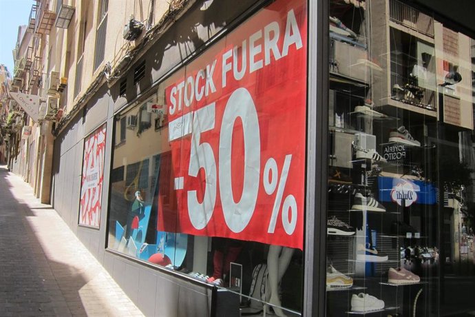 Archivo - Escaparate de un comercio de Jáen con un cartel de rebajas