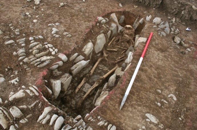 Esqueleto encontrado en tumba forrada de piedra