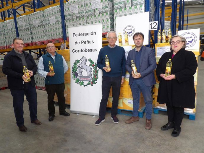 Acto de entrega del aceite al Banco de Alimentos.