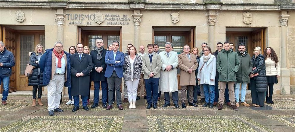 La secretaria general para el Turismo (c), junto a responsables municipales de Baeza y empresarios del sector en la provincia.