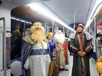 Los Reyes Magos llegan a España en metro, velero centenario y helicóptero