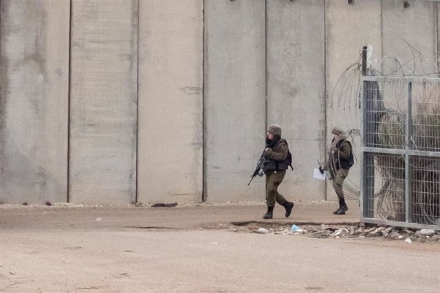 Archivo - Militares israelíes en la frontera con Cisjordania