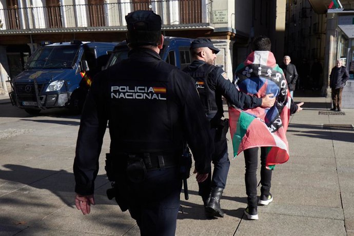 Varios agentes de Policía Nacional en una manifestación en Pamplona (Navarra)