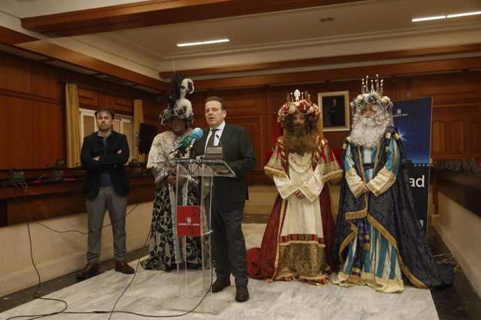 El delegado de Fiestas y Tradiciones del Ayuntamiento de Córdoba, Julián Urbano, presenta la Cabalgata acompañado por los Reyes Magos.
