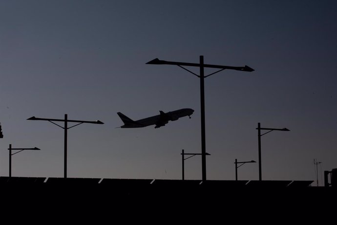 Archivo - Avión despegando del Aeropuerto de Barcelona-El Prat