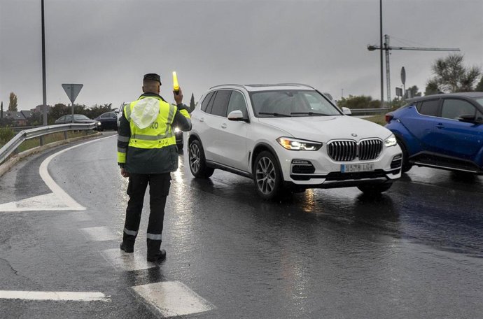 Archivo - Un agente de la Guardia Civil agiliza el tráfico en una carretera, en una imagen de recurso.