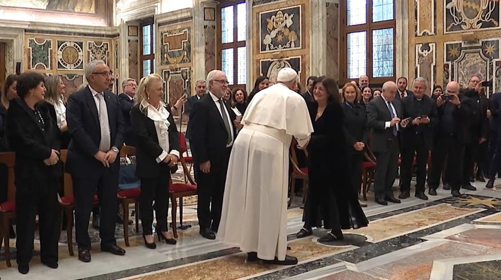 La presidenta de la UCAM, María Dolores García, saludando al Papa