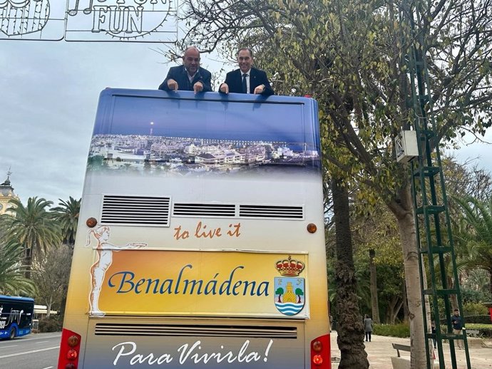 El Ayuntamiento de Benalmádena inicia una campaña de promoción en los autobuses turísticos de Málaga