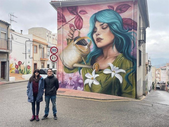 Luis Carlos García, junto a la artista Mónica López, ante su mural en el barrio del Almendral.