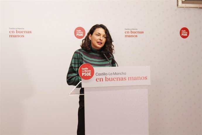 La diputada del grupo socialista en las Cortes regionales Paloma Jiménez en rueda de prensa.
