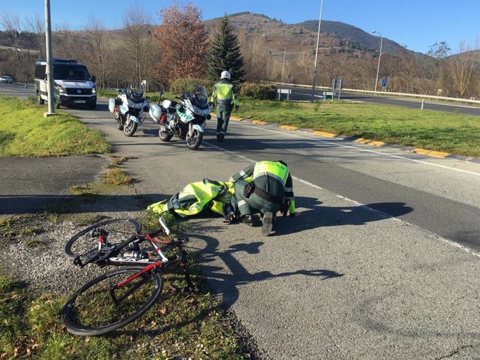 Archivo - Agentes de la Guardia Civil atiende a un ciclista herido