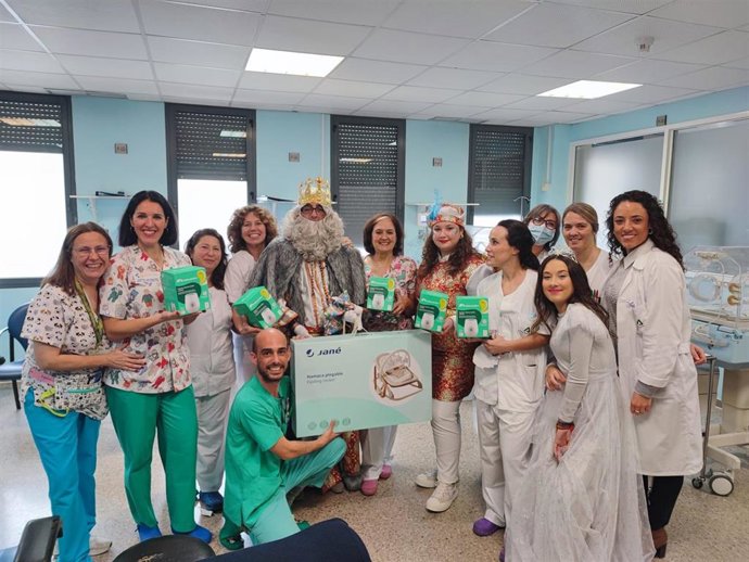 Melchor lleva material donado por el sindicato CSIF al Hospital Juan Ramón Jiménez.