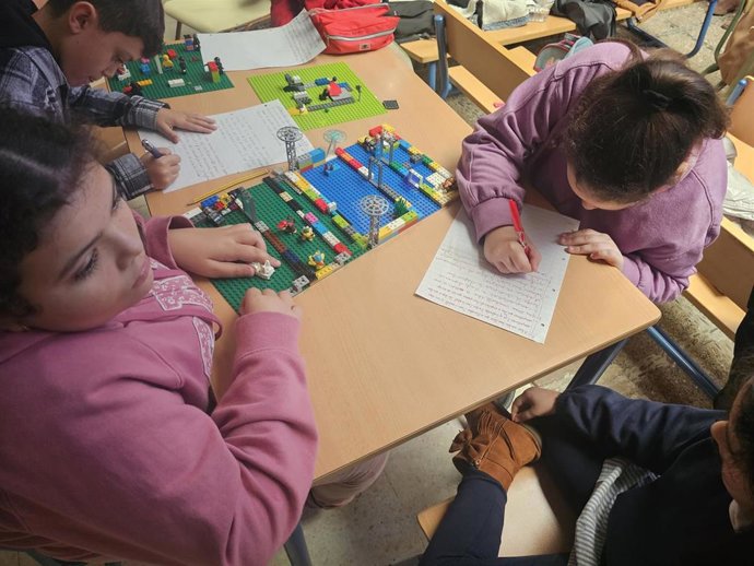 Un grupo de niños participantes en actividad.