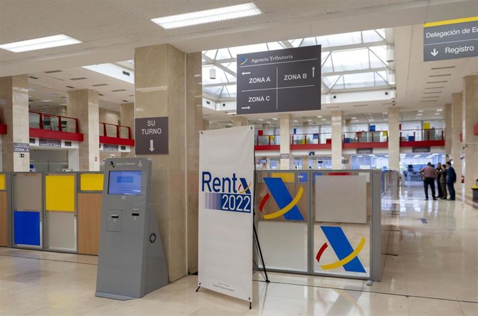 Archivo - Una oficina de la Agencia Tributaria.