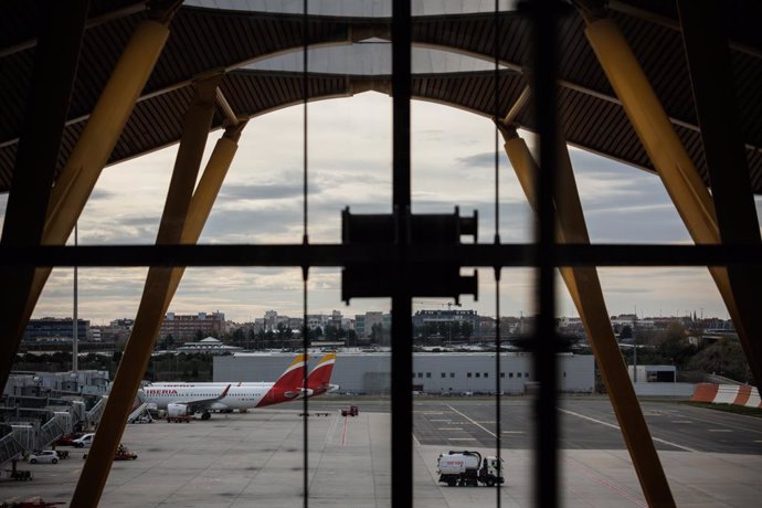 Archivo - Aviones de Iberia vistos desde la terminal 4 del aeropuerto Adolfo Suárez Madrid-Barajas, a 30 de diciembre de 2022, en Madrid (España). 