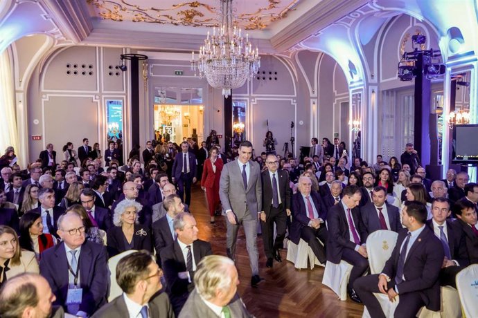 Archivo - El presidente del Gobierno, Pedro Sánchez (centro-izd), y el presidente del Spain Investors Day, Benito Berceruelo (centro-dch), a su llegada a la clausura de la XIII Edición del Foro Spain Investors Day, a 12 de enero de 2023, en Madrid (Espa