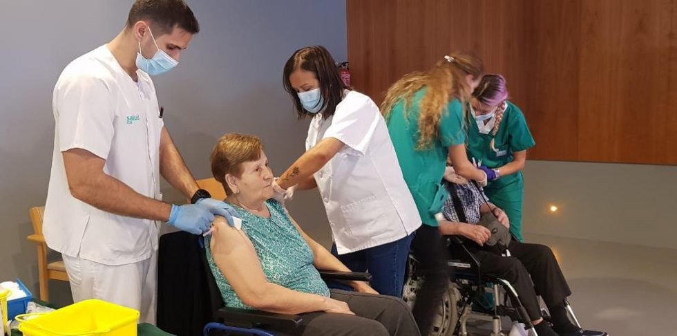 Imagen de archivo de la campaña de vacunación de gripe y covid en las residencias de mayores de Aragón.