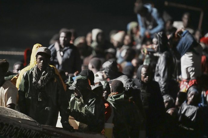 Archivo - Decenas de personas en un cayuco a su llegada al muelle de La Restinga, a 4 de noviembre de 2023, en El Hierro, Islas Canarias (España). 