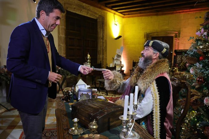 El 'president' de la Generalitat, Carlos Mazón, entrega su carta al Paje Real para los Reyes Magos de Oriente