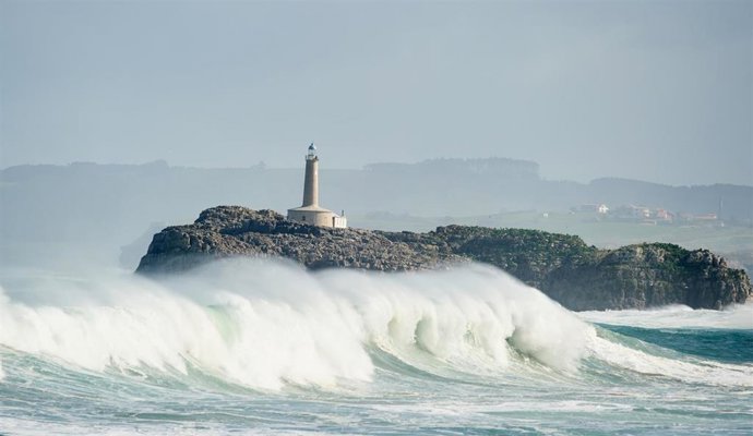 Archivo - Fuerte oleaje en las inmediaciones de un faro en Santander, Cantabria (España).