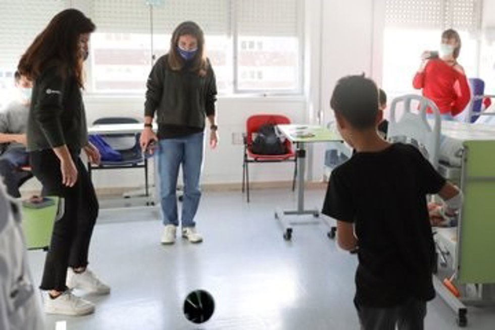 Jugadoras del FC Barcelona visitan a niños ingresados en el Can Ruti de Badalona (Barcelona)
