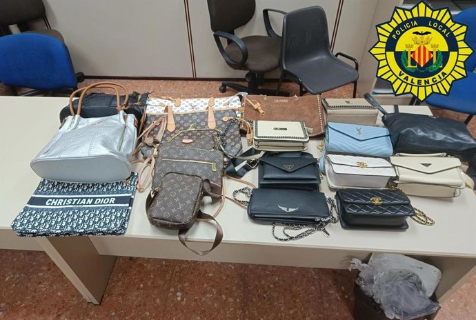 Intervienen más de una treintena de bolsos falsificados a dos vendedores ambulantes en calles del centro de Valncia